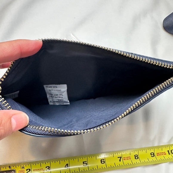 Disney Pandora Blue Clutch/Wristlet Gold Accents and Kissing Minnie & Mickey - Picture 5 of 6